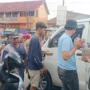 Komunitas Sarasa KBB saat membagikan paket makan siang kepada masyarakat di Jalan Raya Padalarang. Sabtu (27/1).