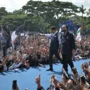 Anies Baswedan dan Surya Paloh menyapa warga yang hadir pada Kampanye Akbar di Lapangan Tegalega, Kota Bandung, Minggu (28/1).