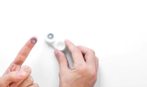 Ilustrasi cara penggunaan softlens Foto: Freepik