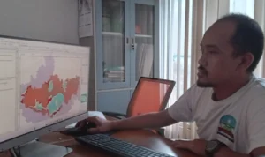 Sekretaris BPBD Kota Banjar Asep Setiadi tengah mengecek peta risiko bencana di lokasi TPS rawan bencana di Kota Banjar, Senin 29 Januari 2024.