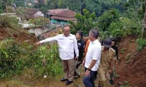 Pj Gubernur Jabar, Bey Triadi Machmudin (putih depan), saat meninjau lokasi longsor di Kampung Cibatu Hilir RT 01 RW 11, Desa Sekarwangi, Kecamatan Cibadak, Kabupaten Sukabumi (29/1).