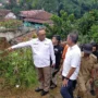Pj Gubernur Jabar, Bey Triadi Machmudin (putih depan), saat meninjau lokasi longsor di Kampung Cibatu Hilir RT 01 RW 11, Desa Sekarwangi, Kecamatan Cibadak, Kabupaten Sukabumi (29/1).