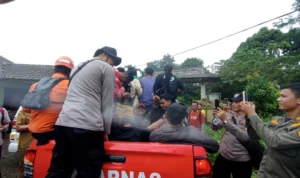 Tim SAR usai mengevakuasi pendaki yang tersesat di Gunung Pangrango, Senin (29/1).