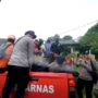 Tim SAR usai mengevakuasi pendaki yang tersesat di Gunung Pangrango, Senin (29/1).