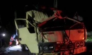 Menanti Hasil Penyelidikan Ulang Kecelakaan Rombongan Peziarah yang Menewaskan 5 Orang Kondisi mobil truk colt diesel Mitsubishi yang membawa rombongan peziarah.