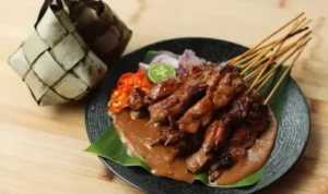 Resep sate ayam khas Senayan ala Chef Devina Hermawan Foto: YouTube/@Devina Hermawan