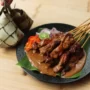 Resep sate ayam khas Senayan ala Chef Devina Hermawan Foto: YouTube/@Devina Hermawan