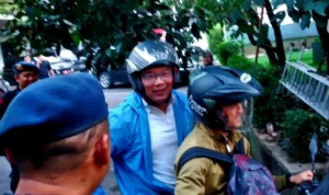 Ridwan Kamil saat meninggalkan Kantor Bawaslu Jabar.