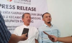 Ketua Panwaslu Kecamatan Cimanggung, Ajang Tayudin, saat dikonfirmasi perihal APK
