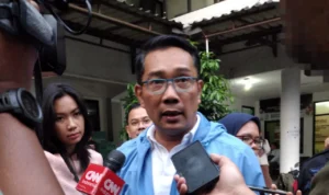 Ridwan Kamil merespons kampanye salam 4 jari yang belakang viral. Foto Hendrik Muchlison