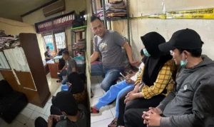 Polisi Lakukan Penyelidikan Pria Misterius di Pasar Cisarua Penyerangan di Pasar Cisarua: Korban saat membuat laporan di Polsek Cisarua.