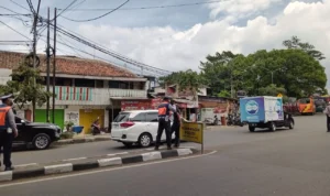 Gandeng Dishub, Polsek Cibeunying Kidul gelar operasi kepolisian di Jalan Ahmad Yani, Kota Bandung. (Sadam Husen / JE)