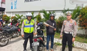 Satlantas Polresta Bandung saat melakukan penindakan knalpot tak sesuai spesifikasi atau Brong. Foto Dok Humas Polresta Bandung