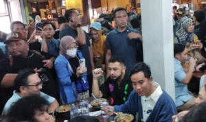 Calon Wakil Presiden (Cawapres) 02 Gibran Rakabuming Raka saat di The Hallway Sapce Kota Bandung, Selasa (30/01).