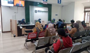 BPJS Kota Cimahi Catat Capai 100,10% Kepesertaan JKN Doc. Antrean Peserta BPJS Kesehatan Kota Cimahi (mong)