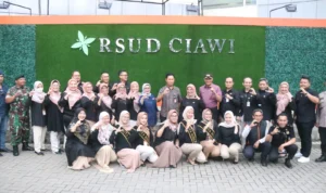 Foto bersama PJ Bupati Bogor dengan jajaran RSUD Ciawi.