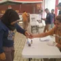 Salah seorang warga ketika mencelupkan jarinya ke tinta saat proses simulasi pemungutan dan penghitungan suara di KPU Kota Sukabumi.