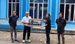 Ketua DKM Masjid An-Naba, Ustadz Dudi Mauludi didampingi Ketua PWI Kota Bogor, Arihta Utama Surbakti secara simbolis menerima jam digital dari Manager Humas PPLI, Arum Tri Pusposari, Rabu (31/1).
