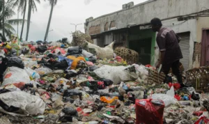 TPAS Sarimukti Ditutup Total, Kabupaten Bandung Dihantui Gunungan Sampah Ilustrasi: Tumpukan sampah di area Pasar Sehat Cileunyi, Kecamatan Cileunyi, Kabupaten Bandung.