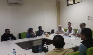 Warga Apartemen Gateway Cicadas saat audiensi dengan pihak DPKP Kota Bandung, di ruang kerja dinas tersebut, pada Rabu (31/1).