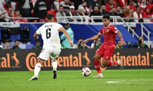 Piala Asia 2023: Yakob Yakin Indonesia Mampu Kandaskan Vietnam Pemain Timnas Indonesia, Yakob Sayuri, saat melewati hadangan pemain Iraq pada laga perdana Piala Asia 2023.