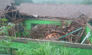 Atap bangunan SMPN 2 Simpenan ambruk timpa puluhan komputer.