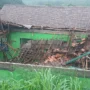 Bruk! Angin Kencang Robohkan Atap Gedung Sekolah di Simpenan Sukabumi, Timpa Puluhan Komputer Atap bangunan SMPN 2 Simpenan ambruk timpa puluhan komputer.