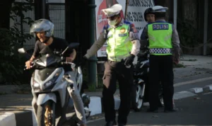 Polda Jabar akan Tindak Masyarakat yang Ikut Konvoi Kampanye dengan Knalpot Brong Pemeriksaan kelengkapan kendaraan beemotor dan knalpot bronx oleh petugas Polantas saat masa kampanye di Jalan Kiara Condong, Kota Bandung. (Pandu Muslim/Jabar Ekspres)