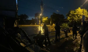 Petugas gabungan BPBD dan Tim Sar masih melakukan evakuasi kepada warga yang berada di Kampung Lamajang Peuntas, Desa Citeureup, Dayeuhkolot, Kabupaten Bandung, Kamis (11/1/2024) akibat jebolnya tanggul penahan Sungai Cigede. Foto Agi Jabar Ekspres