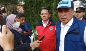 Doc. Pj Wali Kota Cimahi, Dicky Saromi saat Meninjau Saluran Air di Sepanjang Jalan Kota Cimahi (mong)