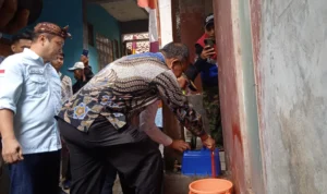 Revitalisasi Air Bersih Kota Cimahi, Anggaran Rp2,6 M Disalurkan untuk 673 Rumah Doc. Dicky Saromi dan Dikdik S. Nugrahawan saat Mengecek Sambungan Air Bersih (mong)