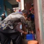 Doc. Dicky Saromi dan Dikdik S. Nugrahawan saat Mengecek Sambungan Air Bersih (mong)