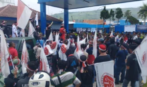 Aksi Massa Geruduk PT Tirta Fresindo Jaya dari Mayora Grup di Cicalengka Bandung Aksi massa saat demo di depan pabrik PT Tirta Fresindo Jaya dari Mayora Grup, di wilayah Desa Tenjolaya, Kecamatan Cicalengka, Kabupaten Bandung tuntut pengambilan air berlebih oleh perusahaan.
