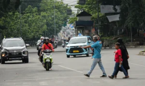 Masyarakat menyebrang di Jalan Surapati, Kota Bandung. (Pandu Muslim)