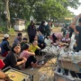 Puluhan warga saat menggunakan jasa Charge Handphone ditengah kondisi banjir dan tanpa adanya listrik di Kampung Lamajang, Desa Citeureup, Dayeuhkolot, Kabupaten Bandung, Jumat (12/1/2024). Foto Agi Jabar Ekspres