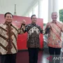 Jokowi Sentil Anies-Ganjar: Ada apa? Presiden Jokowi sindir Anies Baswedan dan Ganjar Pranowo usai Debat Capres ketiga.