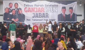 Ganjar Keun Jabar Bersama PTT Blusukan Ke Warga Bogor, Gelar Bazar dan Sembako Murah Anggota Komisi IV DPR RI Ravindra Airlangga. Foto: Sandika Fadilah /Jabarekspres.com