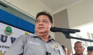 Kemenko Perekonomian RI, Airlangga Hartarto saat penyaluran bantuan pangan cadangan beras pemerintah (CBP) di Kota Bandung, Jumat (19/1). (Nizar/Jabar Ekspres)