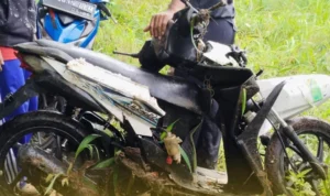 Warga Batujajar Hilang Diduga Terseret Arus Deras, Sementara Kendaraannya Ditemukan Remuk Warga berhasil mengevakuasi kendaraan yang dikendarai oleh Dwi Oktaviani di dasar sungai dalam kondisi remuk di Kampung Cibingbin, Kecamatan Padalarang, Bandung Barat. Jumat (12/1). Foto warga