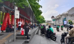 Menyusuri Alun Alun Bandung, Magnet Warga Kota Kembang Suasana Alun-alun Kota Bandung pada Sabtu 27 Januari 2024 tengah hari. (Foto: Dokumentasi Pribadi)