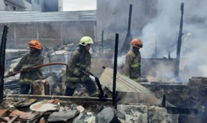 Petugas Diskar PB Kota Bandung tengah memadamkan sisa api kebakaran di Gang Irit, Jalan Ahmad Yani, pada Rabu (17/1).