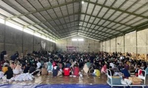 Para petugas sorlip sedang melipat kertas suara di gudang KPU Kabupaten Bandung. Foto Agi Jabar Ekspres