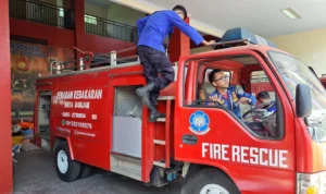 Petugas Pemadam Kebakaran terpaksa menggunakan mobil Damkar saat mengatasi laporan non kebakaran. (Cecep Herdi/Jabar Ekspres)