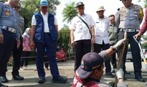 Doc. Pj Wali Kota Cimahi, Dicky Saromi Tinjau Langsung Pengerukan Saluran Air (mong)