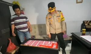 Kapolsek Cikole Kompol Cepi Hermawan saat menunjukkan temuan uang mainan. Istimewa.