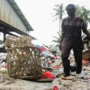 Ilustrasi: Seorang pria tengah beraktivitas di tengah gunungan sampah area TPS Pasar Sehat Cileunyi, Kabupaten Bandung. (Pandu Muslim/Jabar Ekspres)