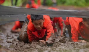 Outbound PB Djarum 2024 : Bentuk Karakter Atlet Guna Bangun Mental Juara Mental atlet digodok lewat obstekel-obstekel yang disiapkan dalam kegiatan Outbound PB Djarum 2024. Hal ini agar atlet bisa berani dan mental prima saat menatap pertandingan. (PB Djarum)