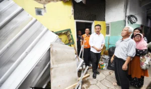 Jadi Wilayah Rawan Gempa, Bey Minta Kabupaten/kota Cek Kembali Struktur Bangunannya Ist. Pj Gubernur Jabar, Bey Triadi Machmudin saat meninjau rumah yang rusak akibat gempa di Kab. Sumedang. Foto. Humas Pemprov Jabar.