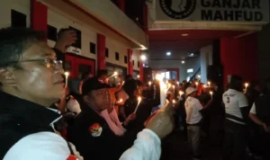 Relawan Ganjar-Mahfud di Jabar Kecam Aksi Kekerasan Aparat di Sleman dan Boyolali Relawan pasangan Ganjar-Mahfud se-Jabar menggelar aksi solidaritas untuk korban kekerasan di Sleman dan Boyolali di Sekretariat TPD Jabar, Jalan Pelajar Pejuang 45, Kota Bandung, Sabtu 6 Januari 2024 malam.