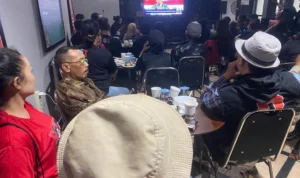 Para relawan dan kader pendukung pasangan calon nomor urut tiga, Ganjar-Mahfud saat nonton bareng debat Capres di Sekretariat TPD Jabar Ganjar-Mahfud, Jalan Pelajar Pejuang 45, Kota Bandung, Minggu 7 Januari 2024 malam.